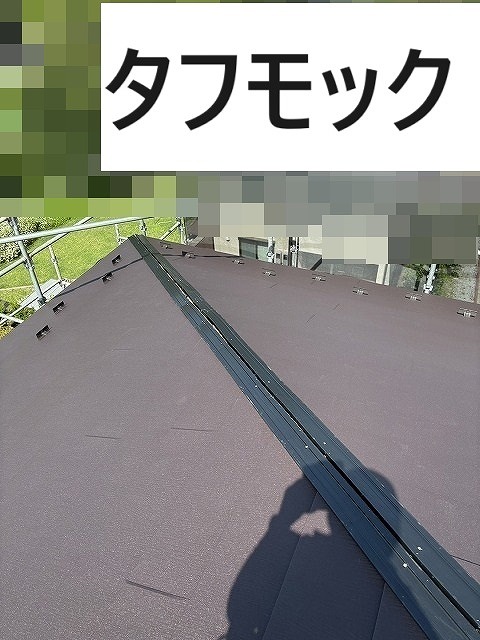 富士河口湖町で腐食に強い樹脂製貫板タフモックを使用した、棟板金取付けの様子